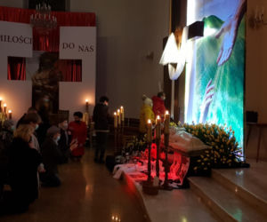 Grób Pański w Łapach z kontrowersyjną dekoracją. „To jest patokatolicyzm” [ZDJĘCIA]