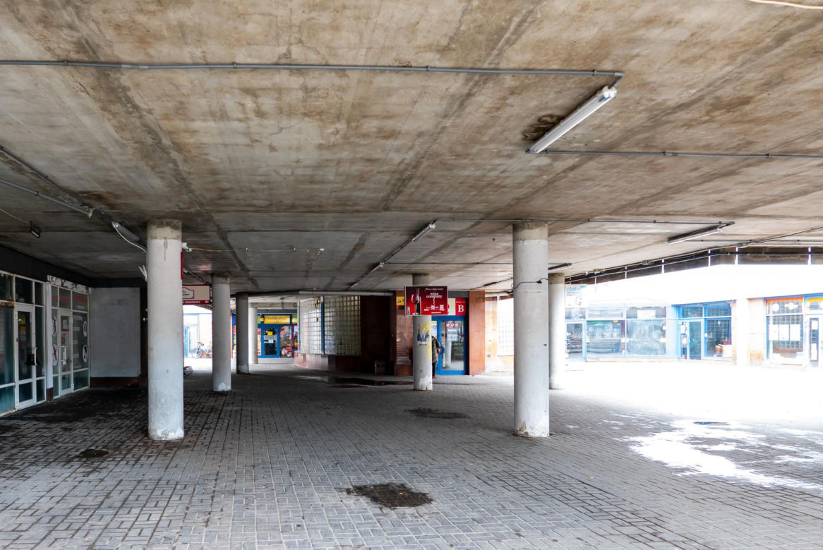 Centrum handlowe Land przy metrze Służew w Warszawie