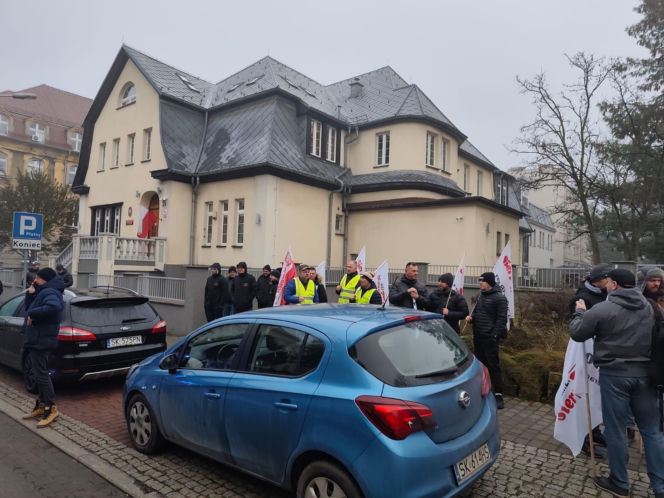 https://slaskie.eska.pl/gornicy-z-jsw-znow-protestowali-pod-ministerstwem-energii-w-katowicach-to-nie-tylko-o-barborke-chodzi-aa-fhae-P6Gi-drbJ.html
