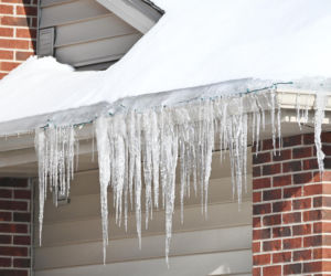 Profesjonaliści usuną zwisające sople z Twojego dachu. Ile to kosztuje?