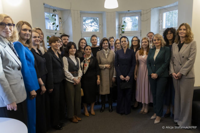 Marta Nawrocka w garniturach