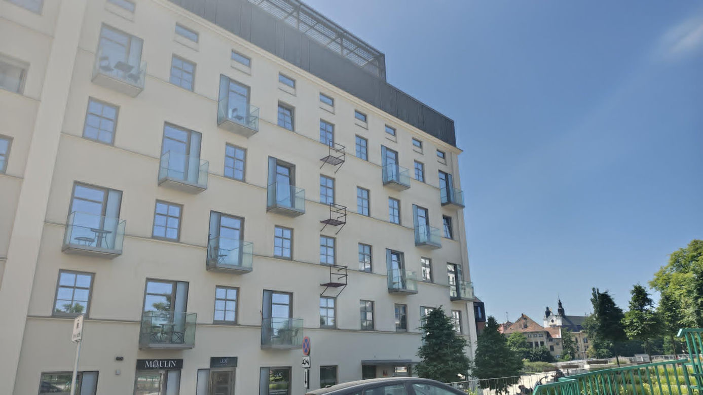 Zbudowali balkony, z których nie da się korzystać. Deweloper tłumaczy, o co chodzi