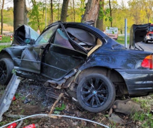 BMW owinęło się wokół drzewa. Koszmarny wypadek w Zielonej Górze