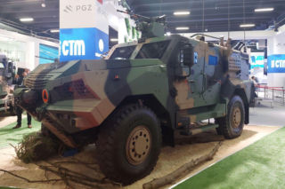 Nowe Wozy Dowodzenia 4x4 dla armii. Umowa na 2,6 mld zł dla HSW i Teldat podpisana w ramach SAFE