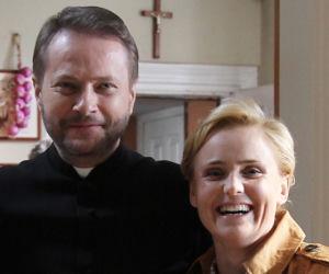 Ojciec Mateusz 10 sezon. Ksiądz Mateusz Żmigrodzki (Artur Żmijewski), Natalia (Kinga Preis)