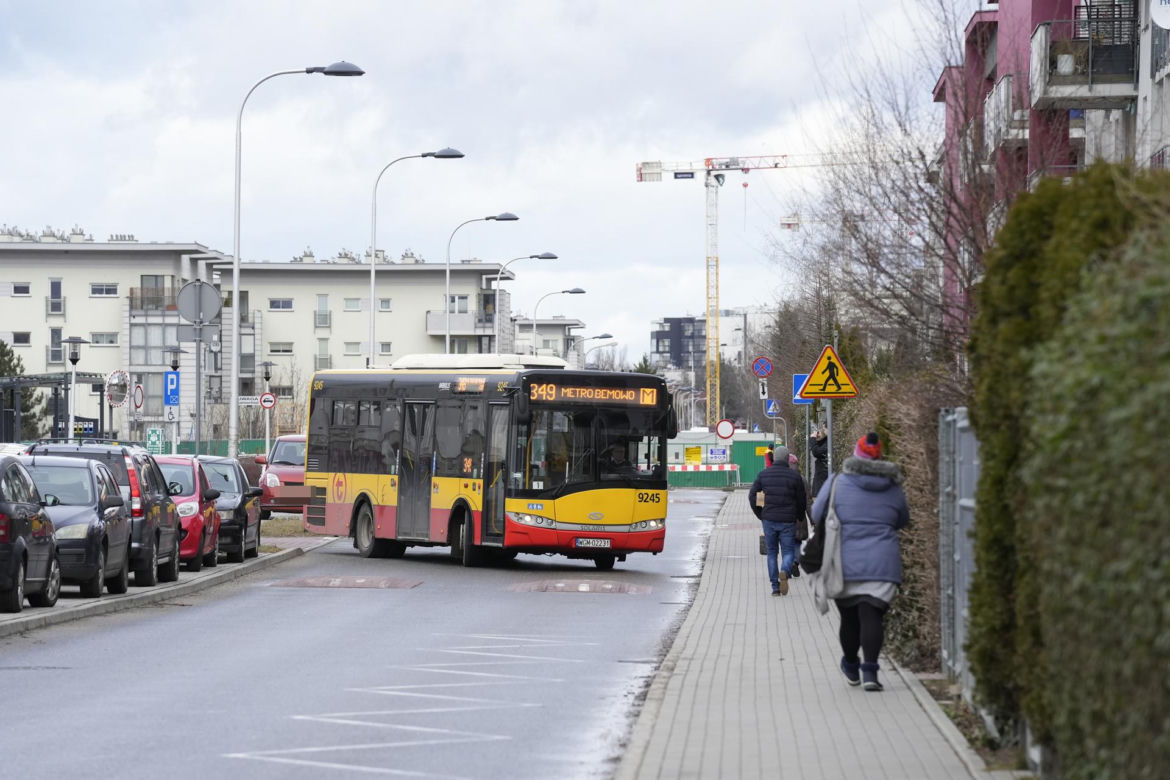 Autobus już może zakręcić. Koniec groteski przed przychodnią na Bemowie