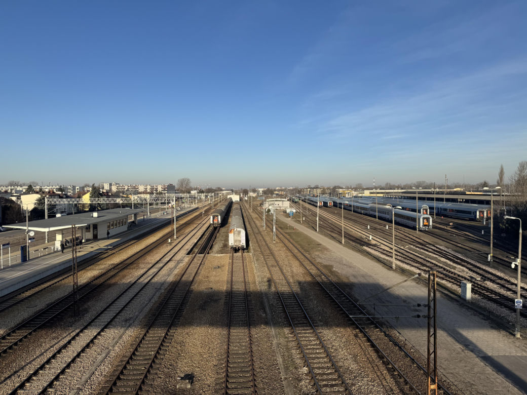 Nowa kładka nad torami przy stacji PKP Olszynka Grochowska (marzec 2025)