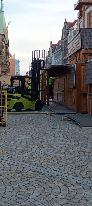 Jarmark Bożonarodzeniowy 2023 we Wrocławiu już się rozkłada. Kiedy się rozpocznie? [ZDJĘCIA]