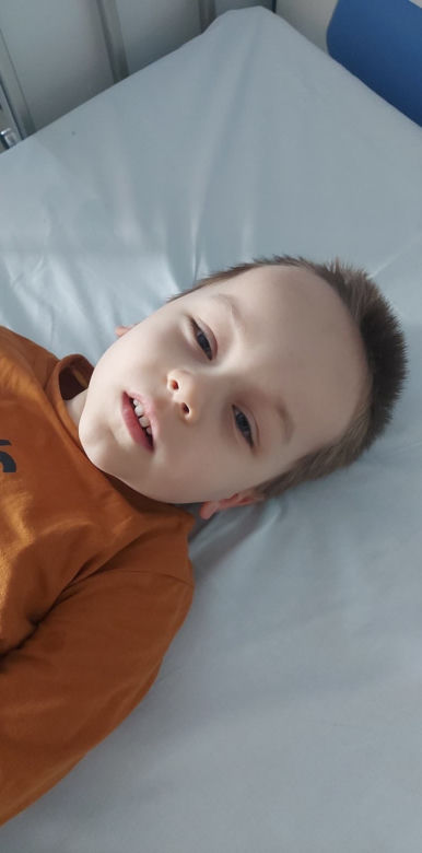 Oskar cierpi w ciszy. Każdy dzień to walka, by przeczekać ból. Mama nie ma już sił