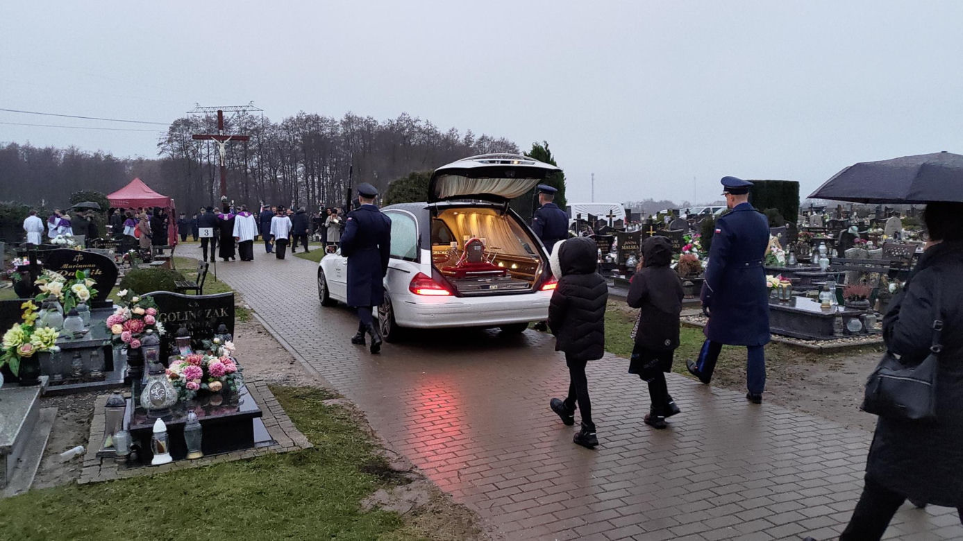 Przejmujące pogrzeby zamordowanych policjantów z Wrocławia. Tłumy żegnają funkcjonariuszy