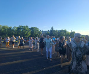 Gorący letni wieczór w Starachowicach! Międzypokoleniowa potańcówka opanowała Szlakowisko [FOTORELACJA]