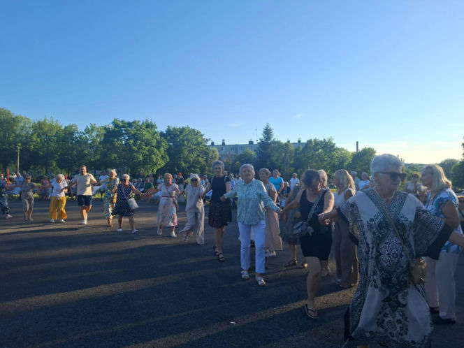Gorący letni wieczór w Starachowicach! Międzypokoleniowa potańcówka opanowała Szlakowisko [FOTORELACJA]