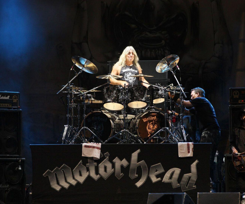 Perkusista Mikkey Dee za zestawem perkusyjnym Motörhead podczas koncertu, z Lemmym Kilmisterem grającym na gitarze basowej obok niego. Możesz przeczytać o jego karierze muzycznej na naszym portalu.