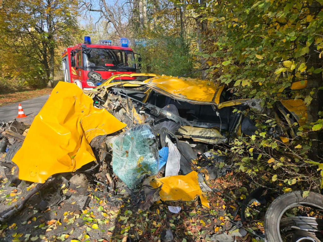Osobówka z impetem uderzyła w drzewo. Z auta zostały strzępy