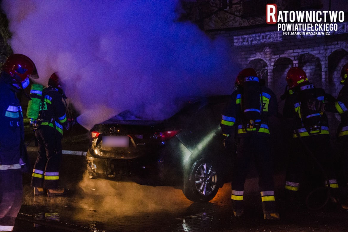 Spektakularne i przerażające! Zdjęcia płonącego auta wbijają w fotel