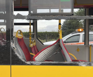 Horror pod Warszawą. Traktor wbił się w autobus z ludźmi! 