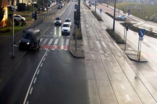 Nastolatek zlekceważył czerwone światło i wjechał wprost pod koła samochodu! Wszystko się nagrało