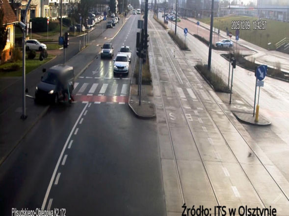 Nastolatek zlekceważył czerwone światło i wjechał wprost pod koła samochodu! Wszystko się nagrało