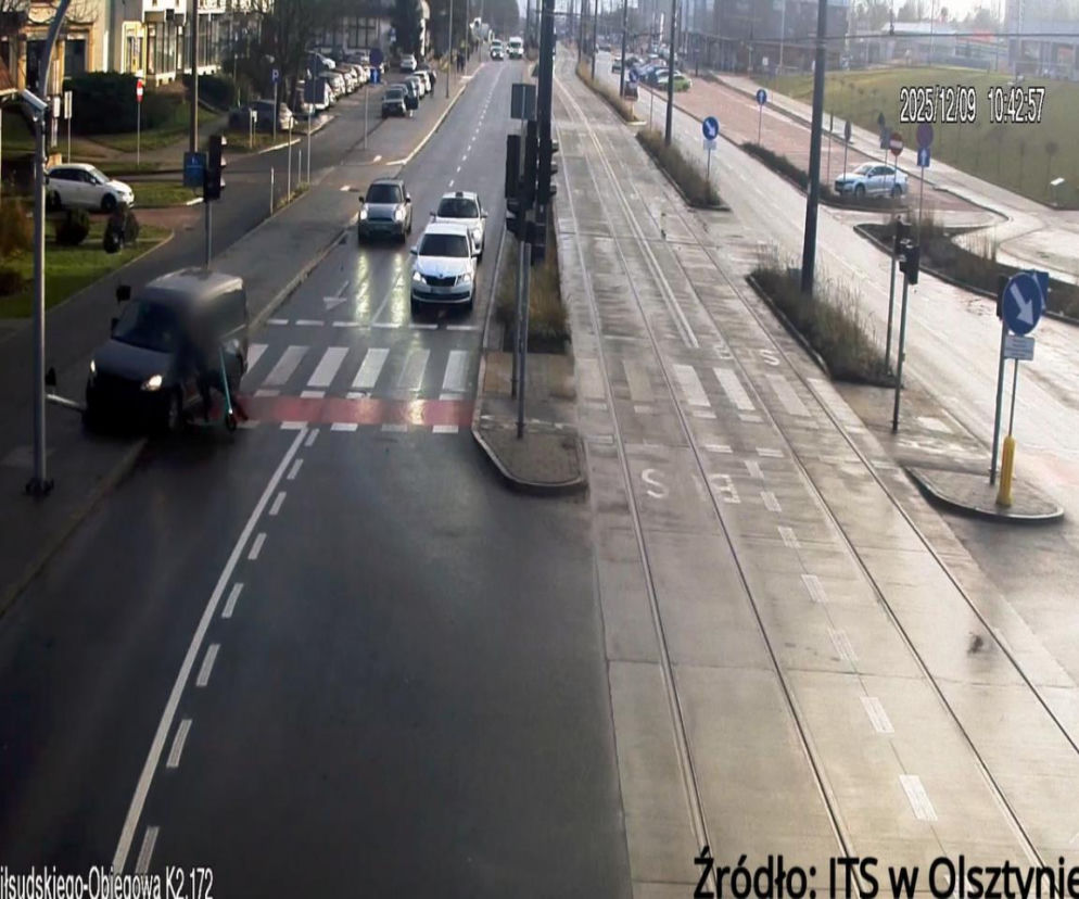 Nastolatek zlekceważył czerwone światło i wjechał wprost pod koła samochodu! Wszystko się nagrało