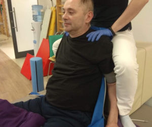 Komendant się nie poddaje. Miał nie ruszyć nawet palcem, a chce chodzić!