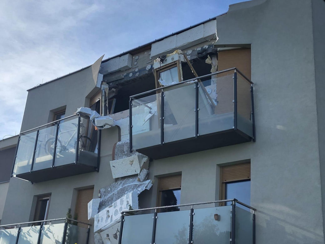 Blok w Kościanie wyłączony z użytku po eksplozji. Co było jej powodem?