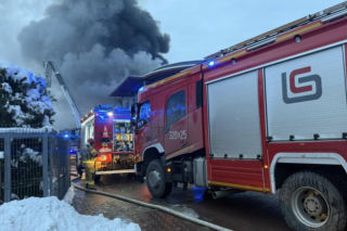 Duży pożar hali magazynowej w Skawinie. Strażacy apelują do okolicznych mieszkańców