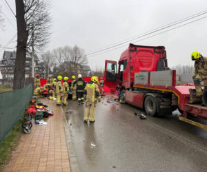 Potworna kraksa osobówki z ciężarówką. Nie żyje poszkodowany mężczyzna
