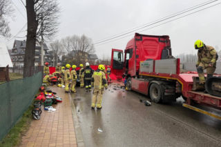 Potworna kraksa osobówki z ciężarówką. Nie żyje poszkodowany mężczyzna