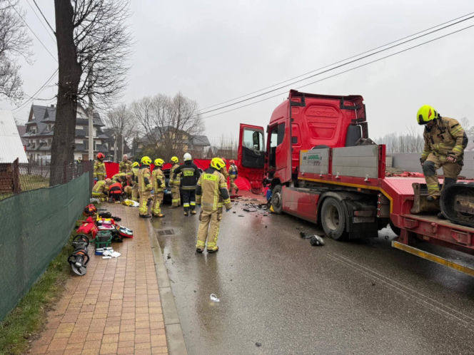 Potworna kraksa osobówki z ciężarówką. Nie żyje poszkodowany mężczyzna