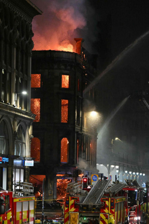 W. Brytania/ W wyniku pożaru zawalił się budynek obok dworca centralnego w Glasgow