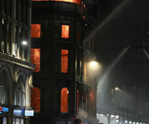 W. Brytania/ W wyniku pożaru zawalił się budynek obok dworca centralnego w Glasgow