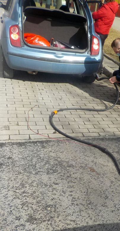 Nissan ciągnął za sobą węża... z dystrybutora gazu.