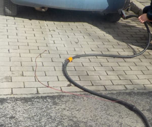 Nissan ciągnął za sobą węża... z dystrybutora gazu.