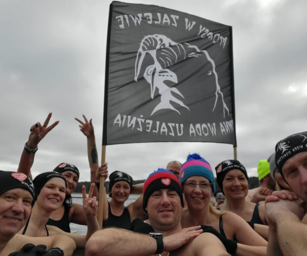 Lodowata kąpiel i gorące serca! Morsy w Zalewie rozkręcają 34. Finał WOŚP