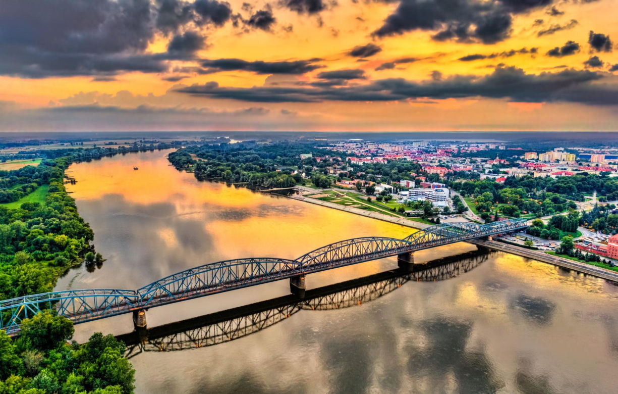 Toruń – średniowieczna starówka wpisana na listę UNESCO, pierniki, planetarium i malownicze bulwary nad Wisłą.