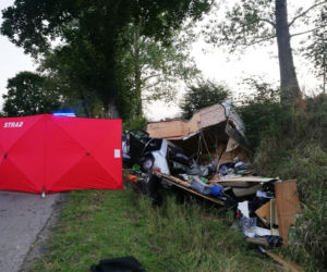 Śmiertelny wypadek auta z przyczepą kempingową w powiecie braniewskim. Nie żyje 35-latek