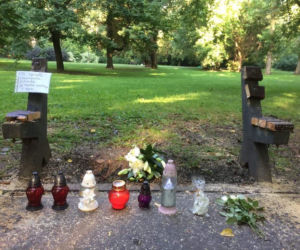 Znicze w miejscu śmierci dziewczynki 