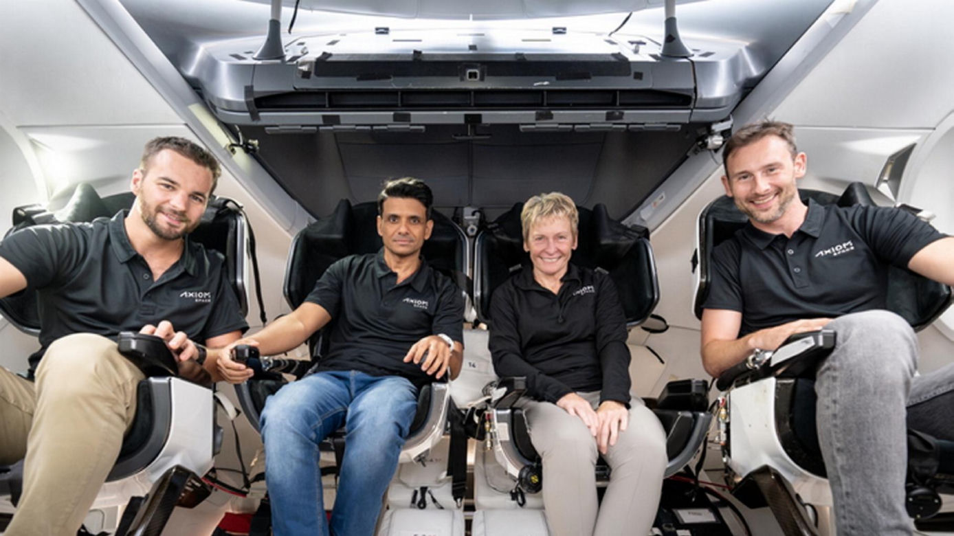 Trening załogi Ax-4 w symulatorze kapsuły SpaceX Dragon