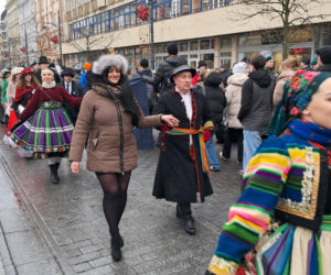 Polonez dla Łodzi. Taneczny korowód maturzystów przeszedł ulicą Piotrkowską