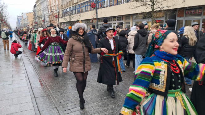 Polonez dla Łodzi. Taneczny korowód maturzystów przeszedł ulicą Piotrkowską