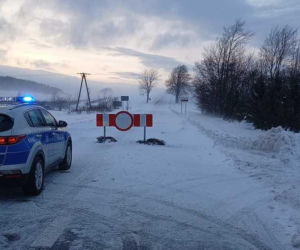 Zamieć śnieżna uwięziła kierowców w samochodach