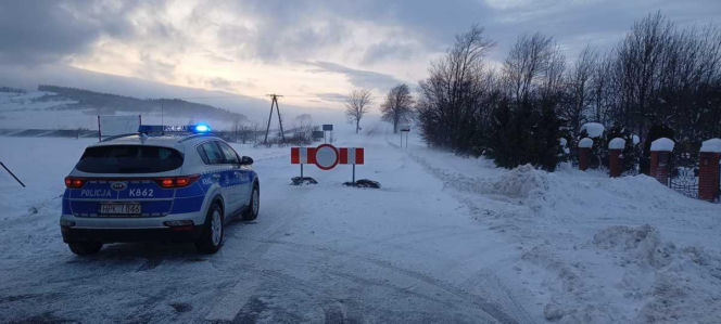 Zamieć śnieżna uwięziła kierowców w samochodach