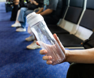 Gorsza niż deska sedesowa? Butelka na wodę może skrywać zabójczy sekret. Sprawdź, jak uniknąć zagrożenia