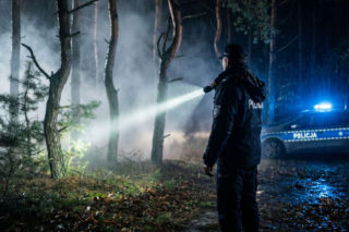 Kradzież samochodu w Makowie Podhalańskim. Poszukiwany 23-latek wpadł po ucieczce przez las