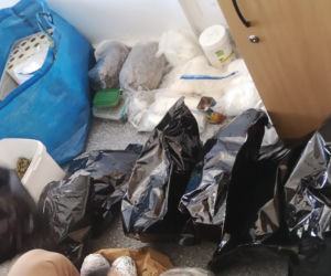 Miał w mieszkaniu mnóstwo narkotyków. Policjanci z Torunia założyli mu kajdanki