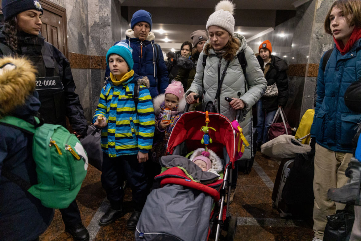 Wojna na Ukrainie. Tłumy uchodźców w Medyce i na dworcu we Lwowie