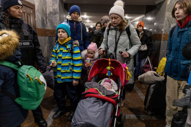 Wojna na Ukrainie. Tłumy uchodźców w Medyce i na dworcu we Lwowie