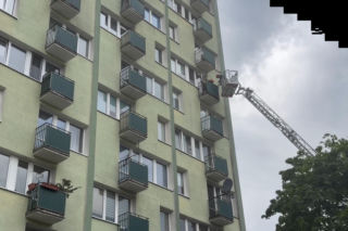 Pożar na balkonie na Pradze-Północ. 3 zastępy strażaków w akcji