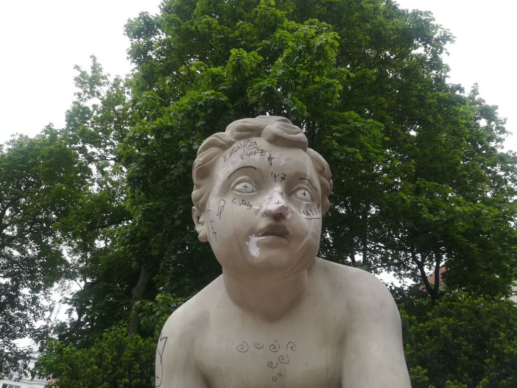 Nastolatka zniszczyła rzeźbę młotkiem