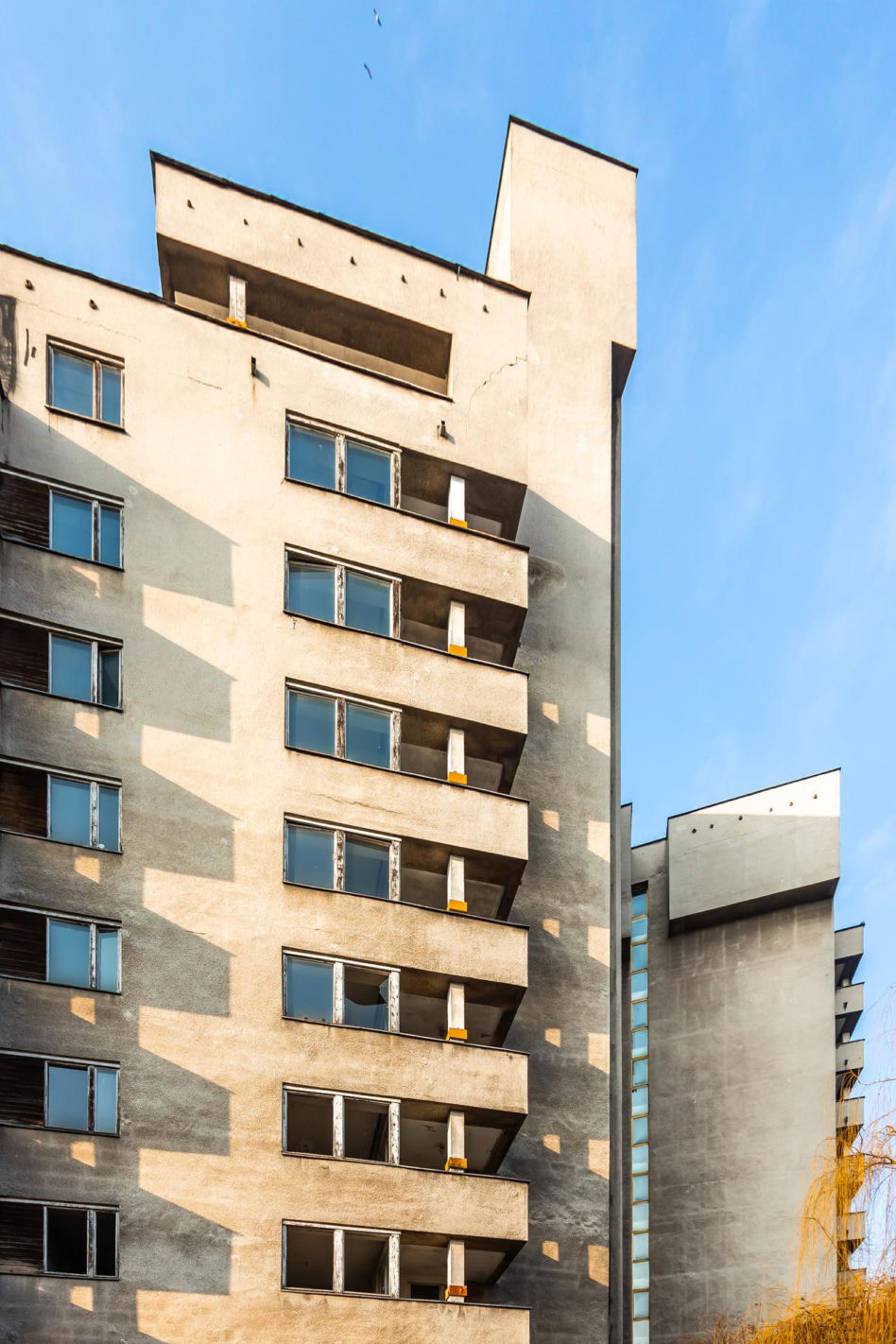 Szpiegowo, blok na Sobieskiego 100 w Warszawie